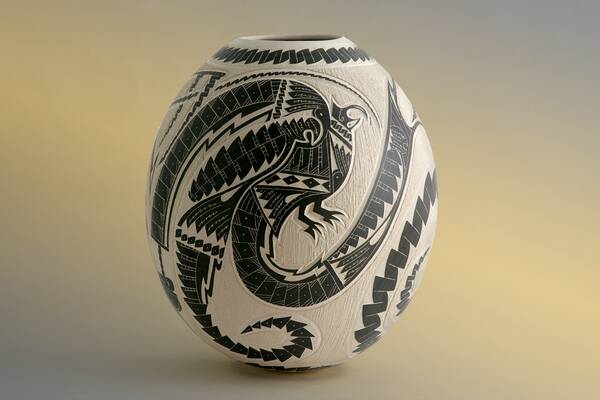 Artist:                           Leonel Lopez\n\nHeight:                         4  5/8"\n\nDiameter:                     4  5/16"\n\nCircumference:             13  1/2"\n\nPrice:                            $125