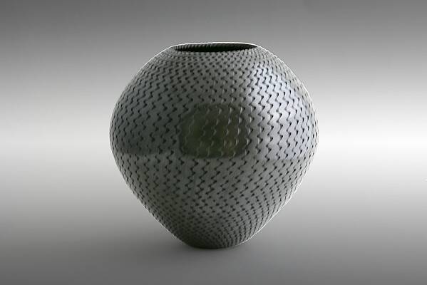 Artist:                   Reynaldo Quezada\nHeight:                10"\nDiameter:             10  1/2"\nCircumference:     33  1/2"\nPrice:                    $775
